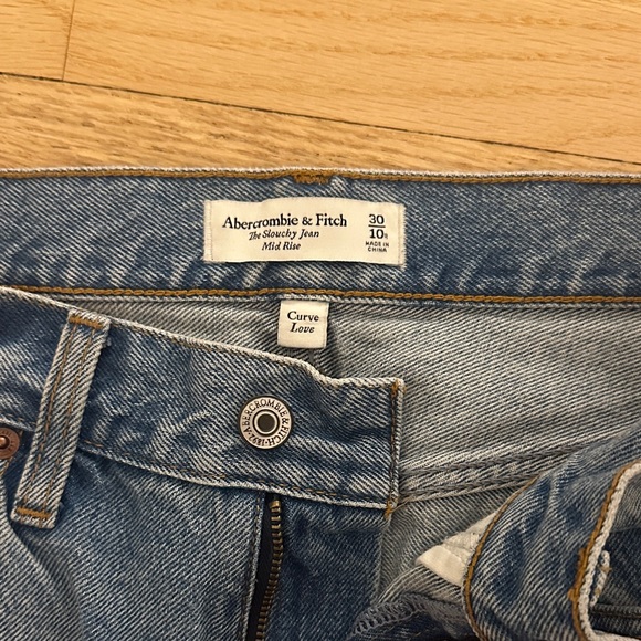 Abercrombie & Fitch Mid Rise “The Slouchy Jeans” - Picture 3 of 7